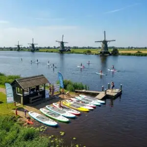 SUP verhuur bedrijf aan de plas met molens langs de oever