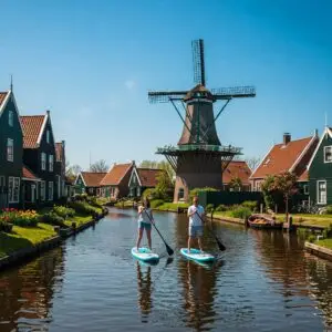 Man en vrouw samen aan het SUPPEN met molen langs het water